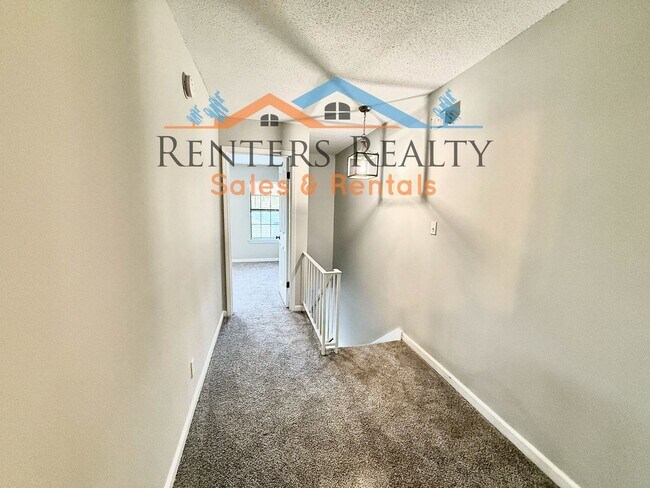 Building Photo - 2 Bedroom Condo with Private Patio