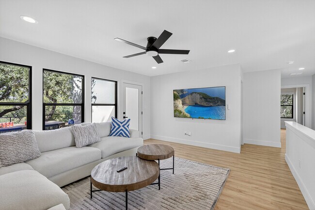 Building Photo - 820 Broken Arrow