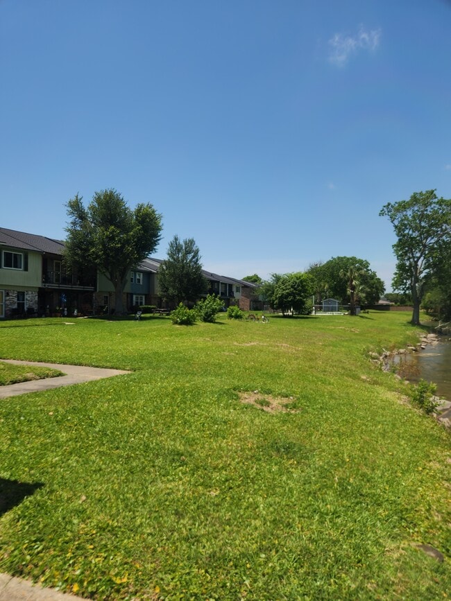 Building Photo - 8912 Glacier Ave