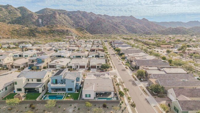 Building Photo - Luxury at Vistal
