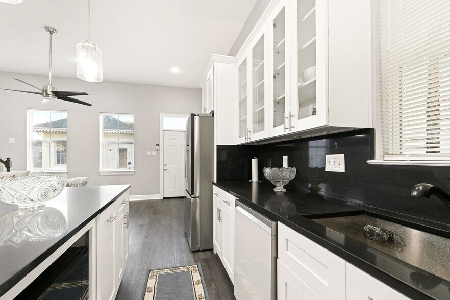 Building Photo - 2133 Dumaine St