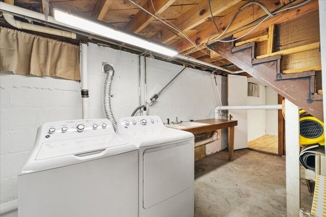 Building Photo - Cozy Home with Porch and Yard