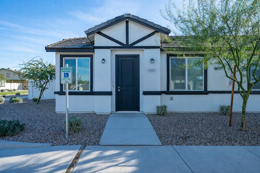 Building Photo - 6606 W Paradise Ln