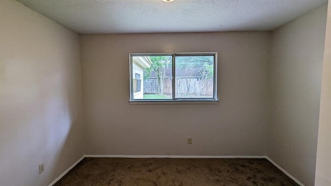 Building Photo - 6815 Moss Oaks Dr