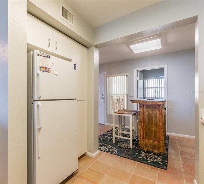 Building Photo - 6085 Bahia Del Mar Cir N