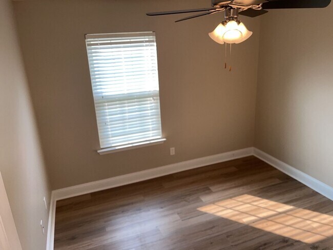 Building Photo - 202 Scarlett Ln