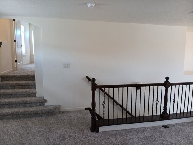 Building Photo - Stunning 4 bedroom, 3.5 bathroom home! Sho...