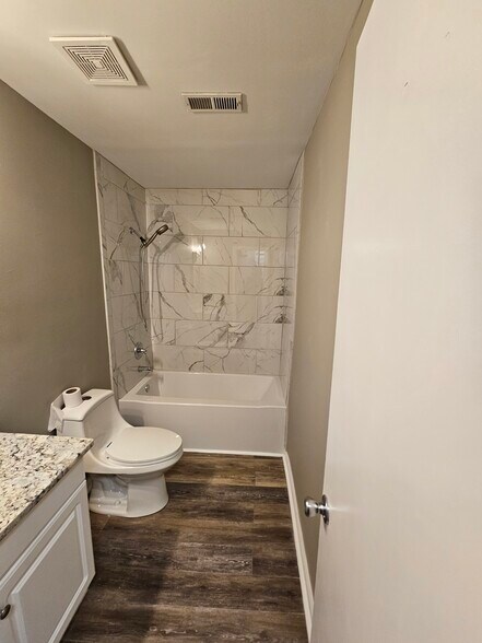 Building Photo - 1131 W Brookgreen Dr