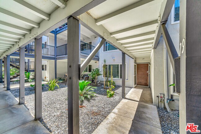 Building Photo - 3606 Vista Rey