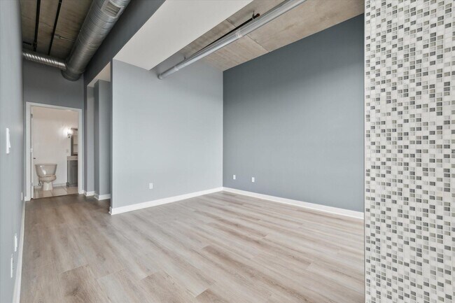 Building Photo - 350 N Main St