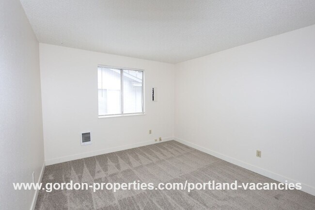 Building Photo - SE 15th Ave - remodeled 3 bedroom duplex w...