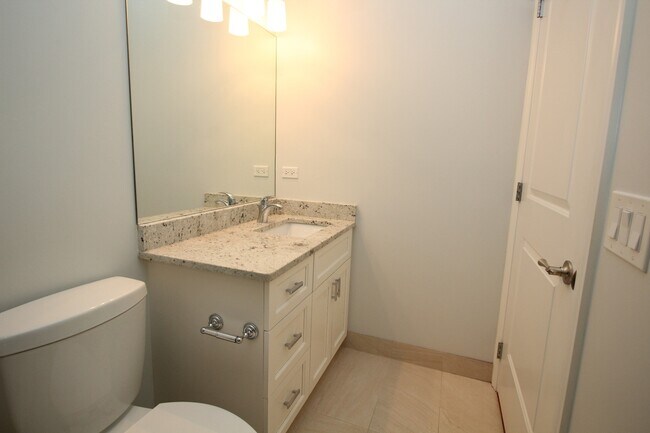 Building Photo - 1609 W Warren Blvd
