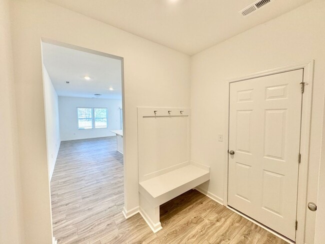 Building Photo - BEAUTIFUL 3BD Townhome Walking Distance to Downtown