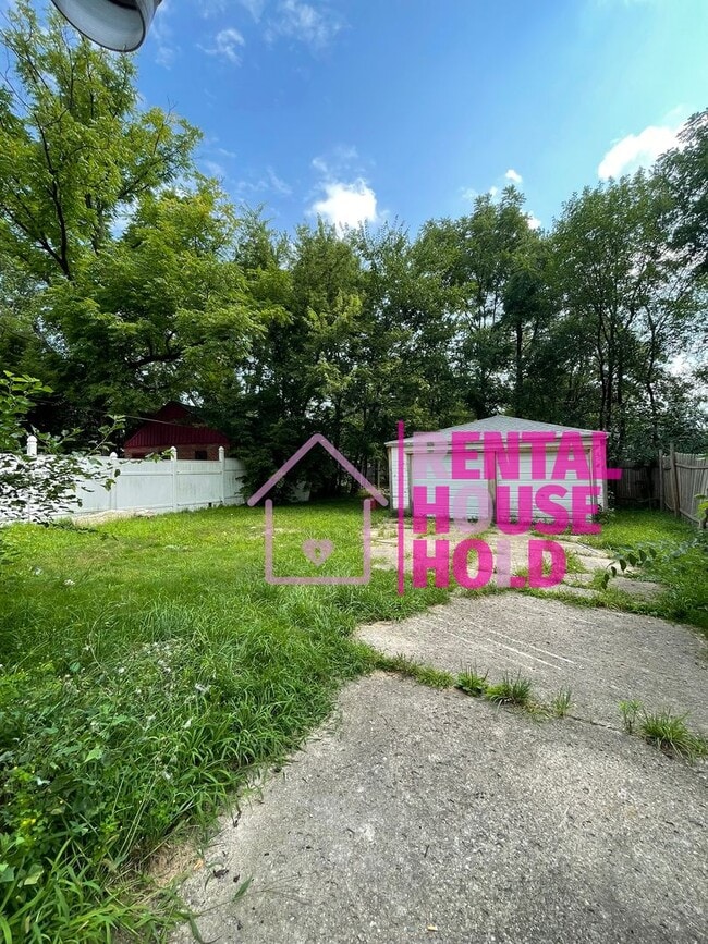 Building Photo - ~ 3 BEDROOM 1.5 BATH~ FREE PRE-SCREEN