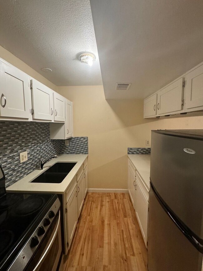 Building Photo - 3000 Broadway St