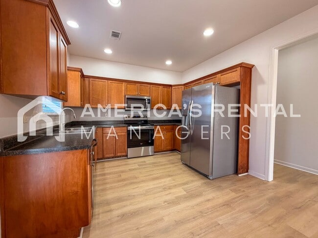 Building Photo - Modern One-Level Living with Pool and Club...