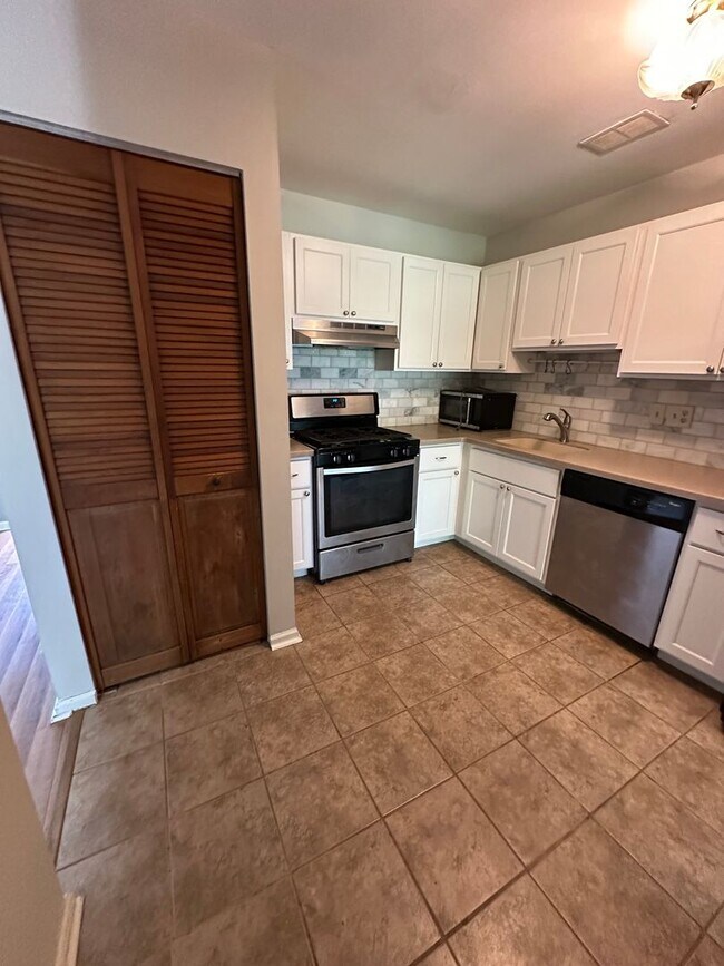 Building Photo - Nice 2 bedroom townhome with a view!