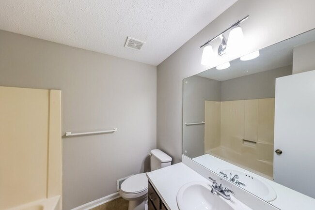 Building Photo - Gorgeous 4 Bedroom with Spacious Backyard