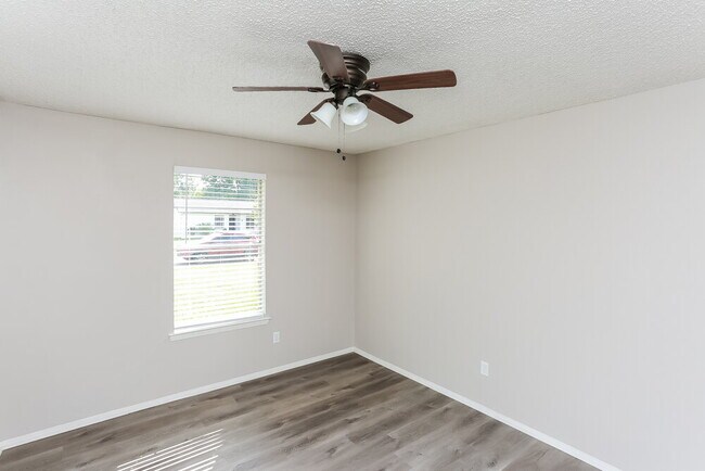 Building Photo - 603 S Waxahachie St