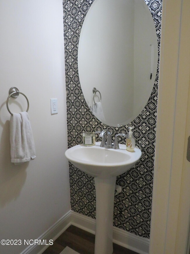 Building Photo - 425 Palisades Dr