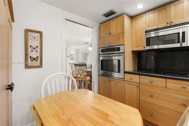 Building Photo - 210 Seaview Dr