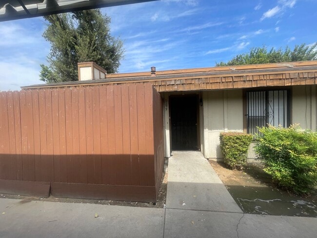 Primary Photo - 1221 N Peach Ave