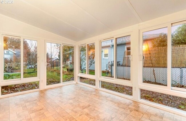 Building Photo - Spacious Home Near University of Portland