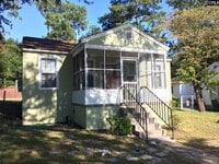 Building Photo - 704 S Bonham Rd