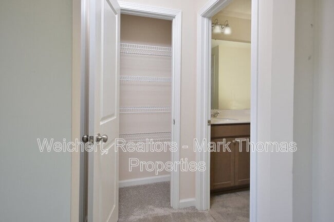 Building Photo - 409 Vassar Dr