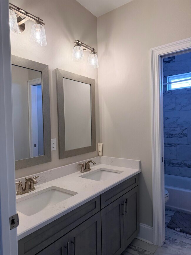 Building Photo - 5742 Vlg Rdg Ln