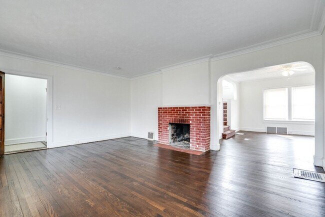 Building Photo - Charming University Heights Single Family ...