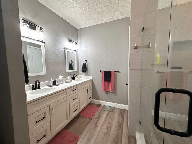 Building Photo - 45 Riverview Bend S