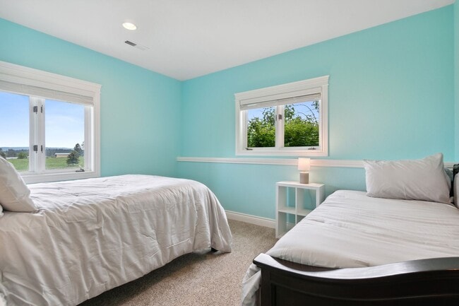 Building Photo - Available For Rent Mid October! 5-bedroom,...