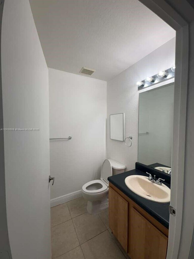 Building Photo - 2092 NE 167th St