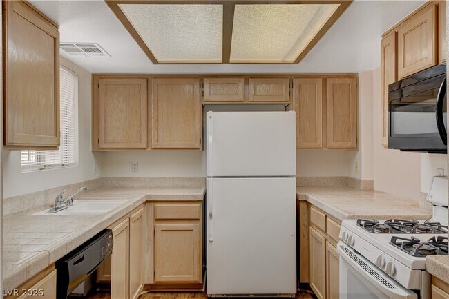 Building Photo - 7100 W Pirates Cove Rd