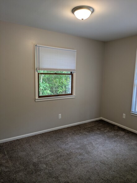 bed 2 view 1 - 11347 Ford Road