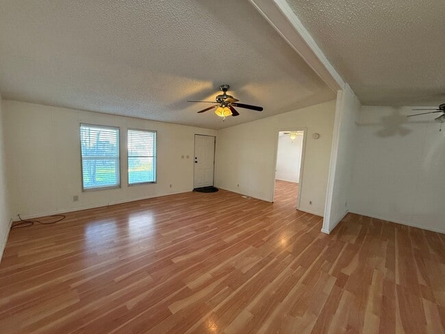 Building Photo - Counties Property on an Acre for Rent!