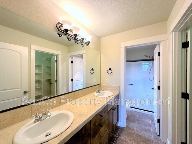Building Photo - 727 NE 65th Ct
