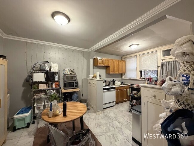 Building Photo - 6051 N Hermitage Ave