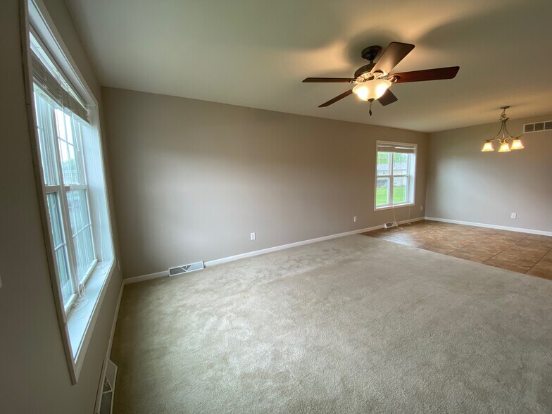 Building Photo - 1427 Springbrook Dr