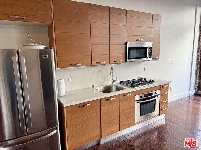 Building Photo - 460 S Spring St