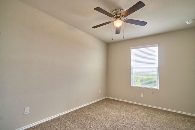 Building Photo - Hunters Ranch Beauty! 3 Bedroom 2 1/2 Bath Townhome