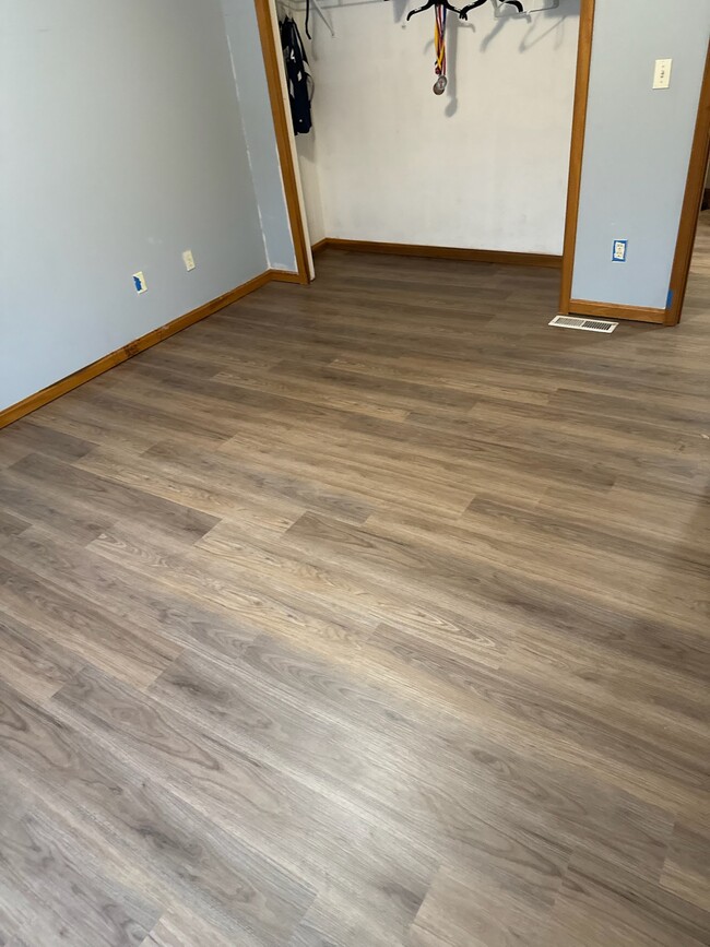 Building Photo - 27355 Tinkers Valley Dr