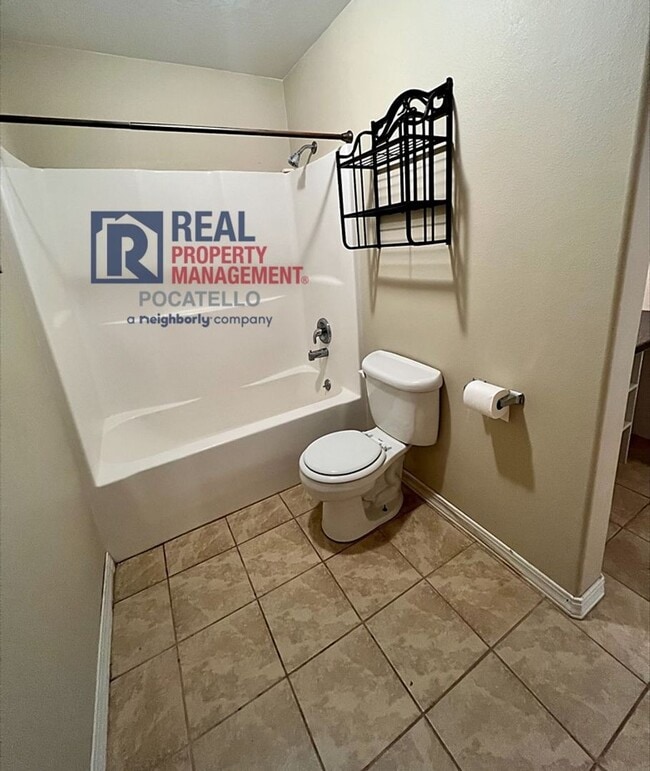 Building Photo - Beautiful 6 Bedroom 3 Bath house - 2 Car Garage - 6 month lease