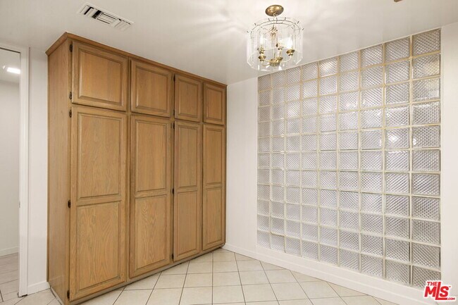 Building Photo - 2122 Century Park Ln