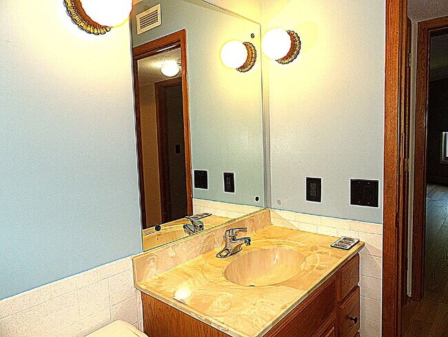 Building Photo - Beautiful 2 Bed | 2 Bath Condo in Roseville