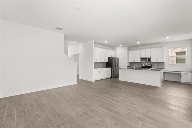 Building Photo - Spacious 5-Bedroom Solar Home for Rent in ...