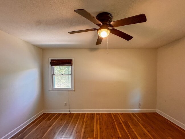 Building Photo - Spacious 4 Bed 2.5 bath Home Close to Fort Bragg