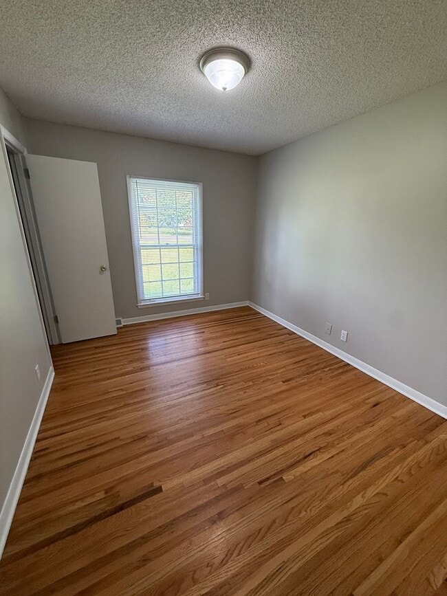 Building Photo - 3BR Brick Home with Beautiful Hardwood Floors