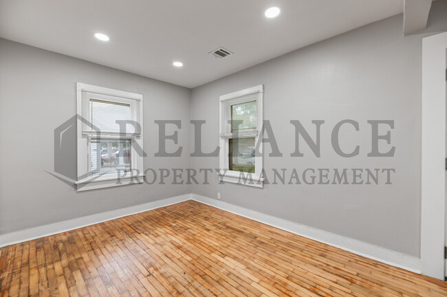 Building Photo - 119 S Custer Ave